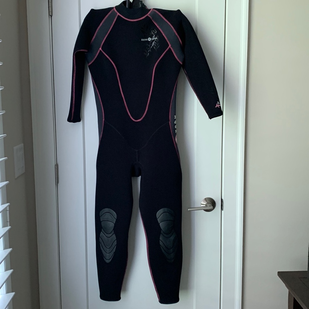 Women’s Aqua Lung 3mm Wetsuit Black / Pink with Foldable Travel Hanger